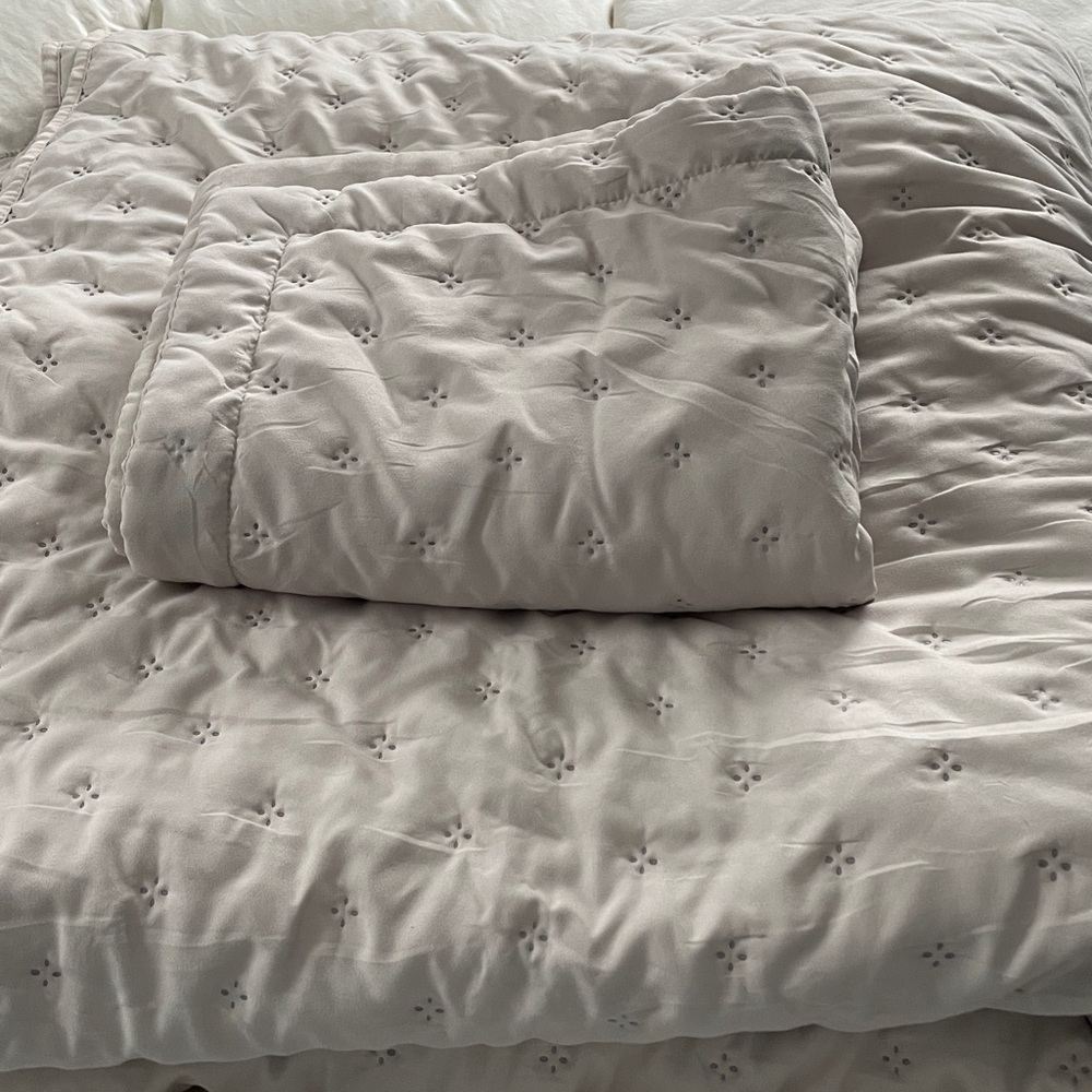NWOT Comforter & Pillow sham. Oeko-Tex Certified. Bedsure. Light cream. Queen.